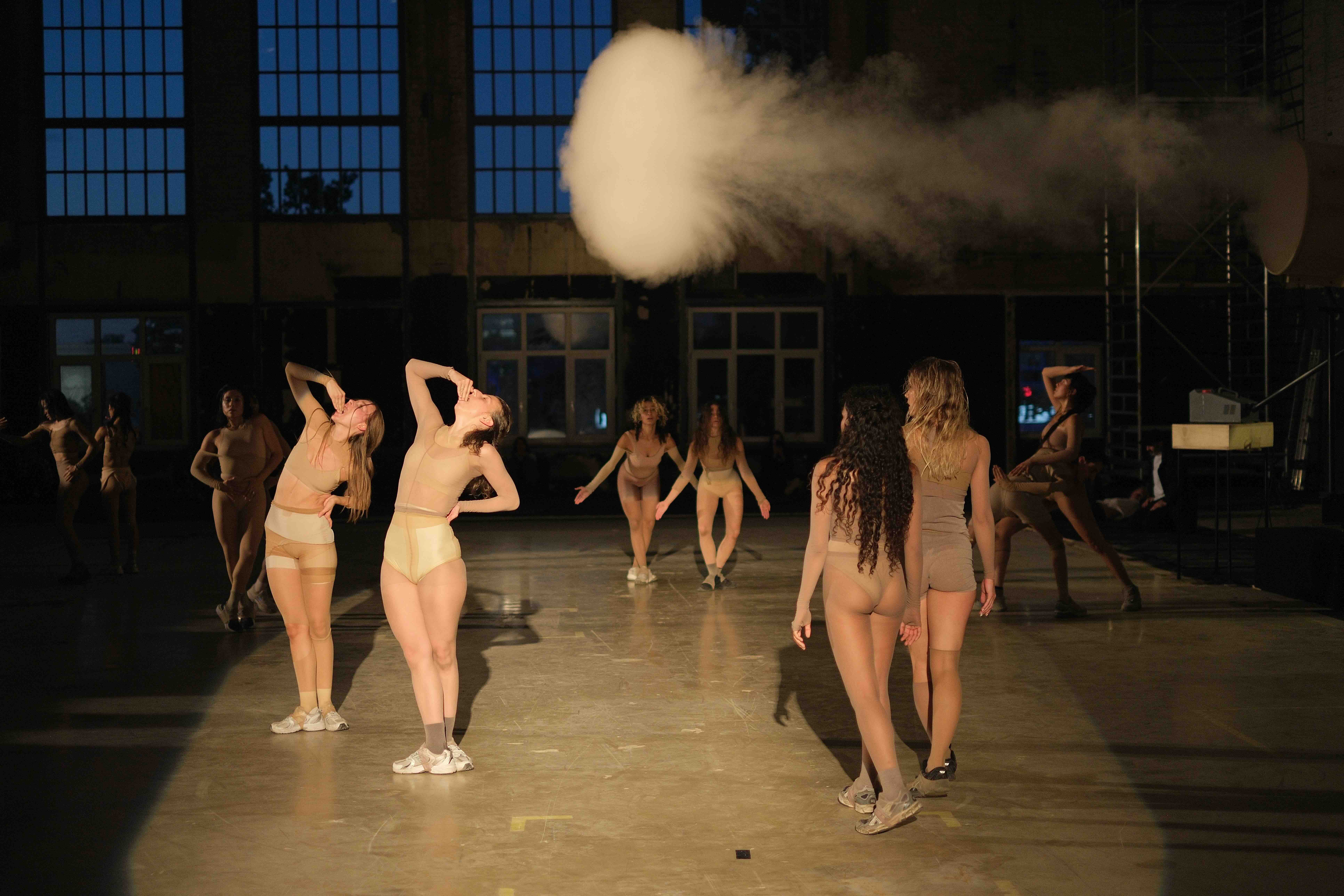 DUNST immersive performance at Kolbenhütte Berlin – choreography, sound, and atmosphere in synergy.