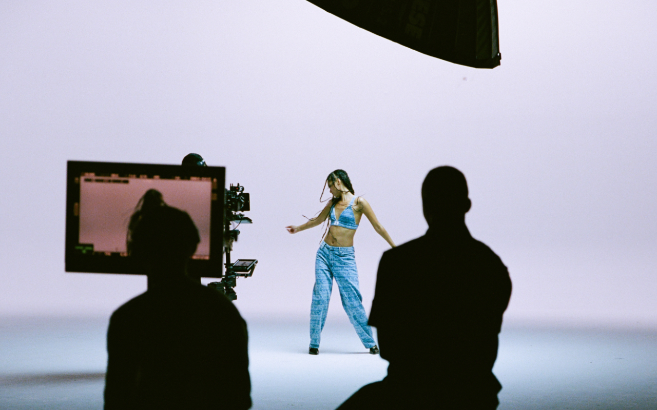 On-set movement direction supporting authentic movement on camera.