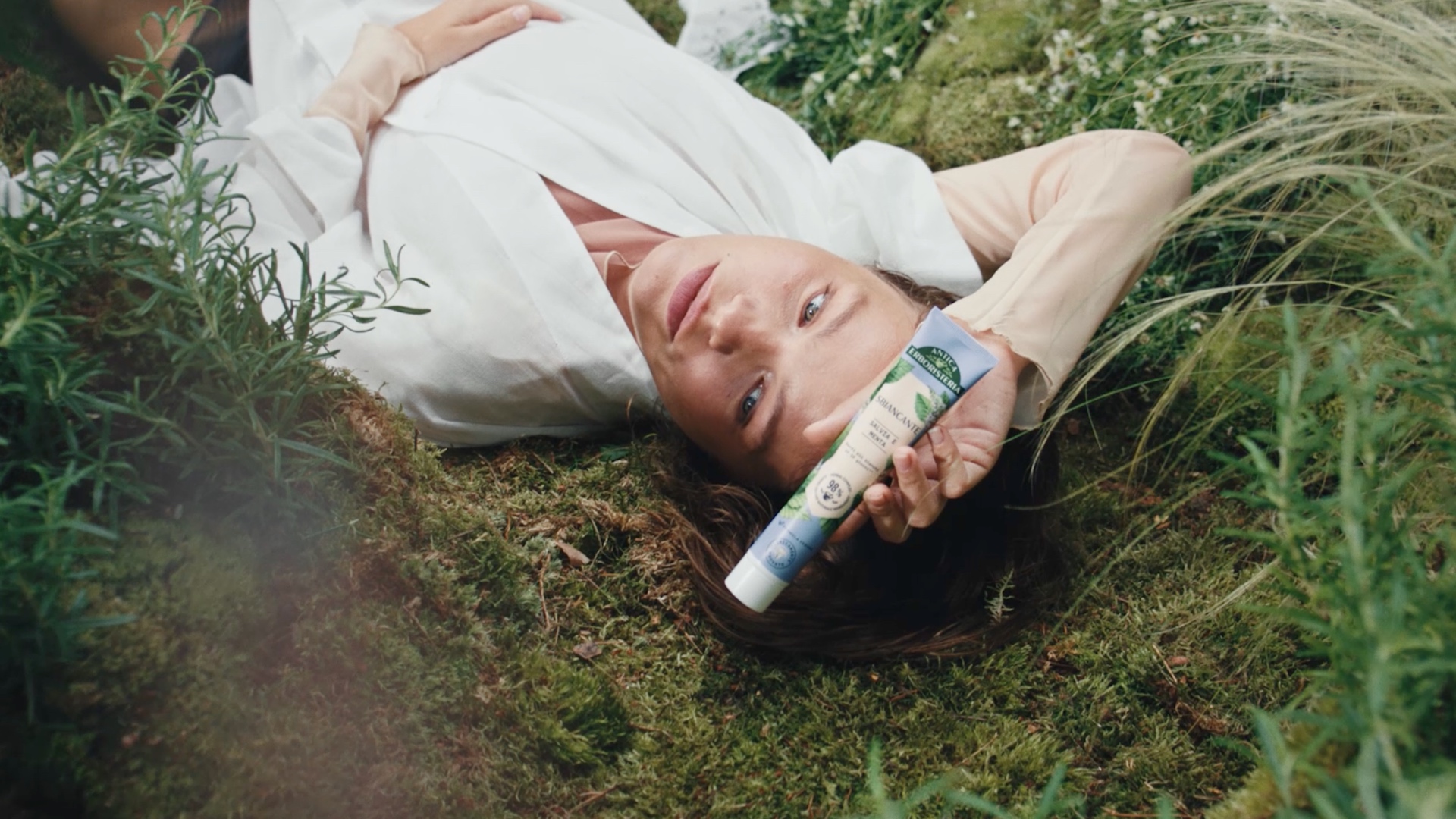 product-interaction-movement-direction-set-design-toothpaste-campaign