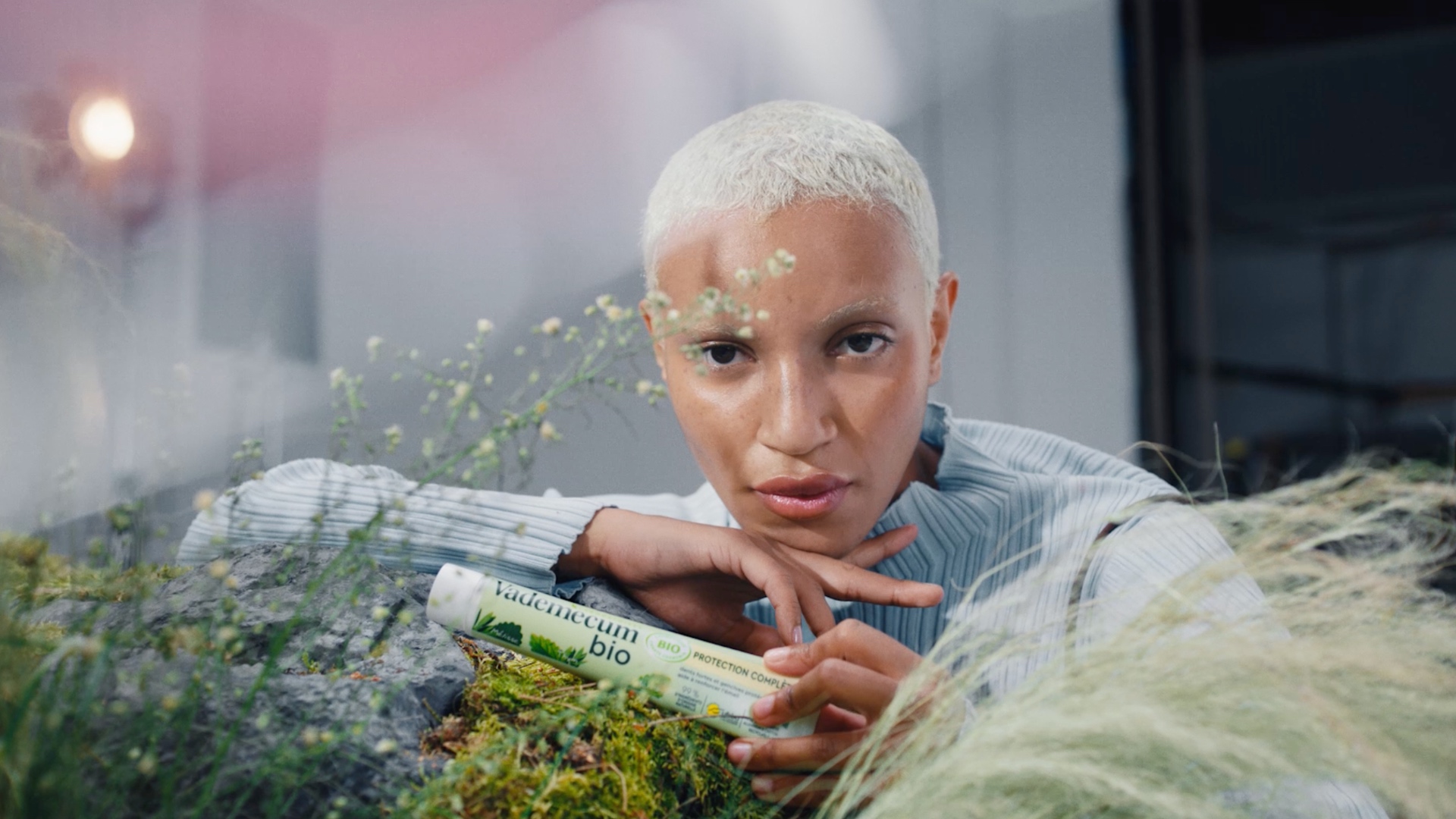 product-interaction-movement-direction-toothpaste-campaign