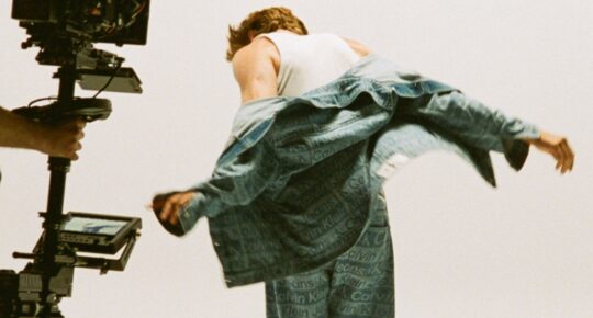 Authentic movement on camera shaped through movement direction on set.